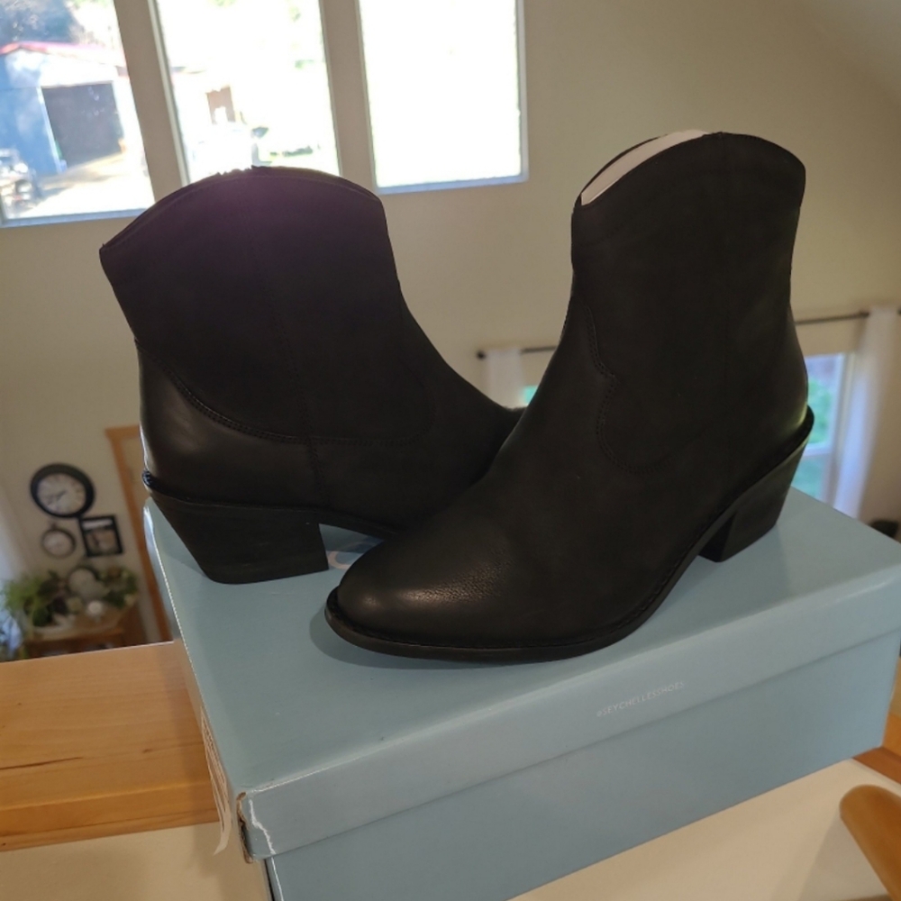 Seychelles Under The Stars Women‎ SZ 6 Nubuck Round Toe Black Ankle Bootie NWT
